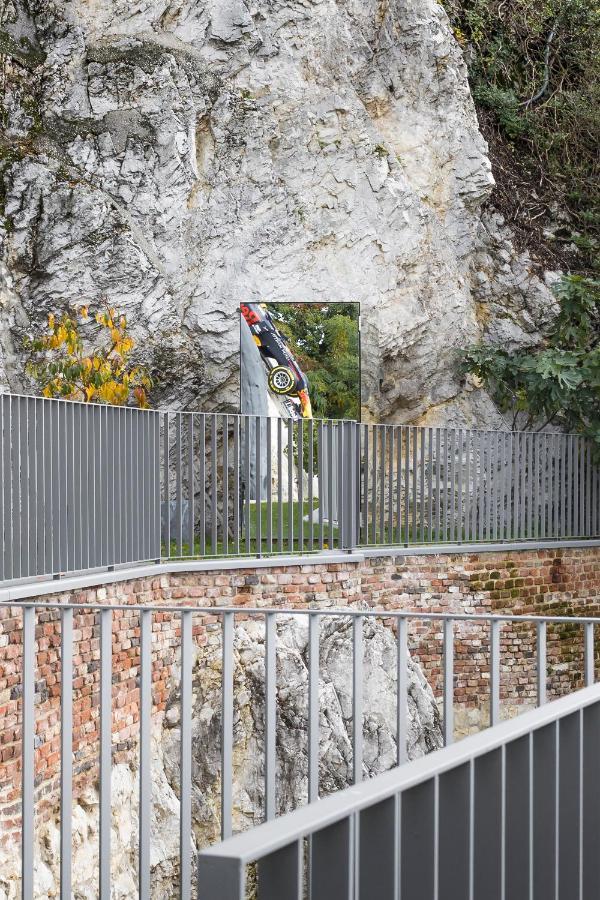 Kai 36 - Hotel Zwischen Fels Und Fluss Graz Exterior foto The memorial at the crash site