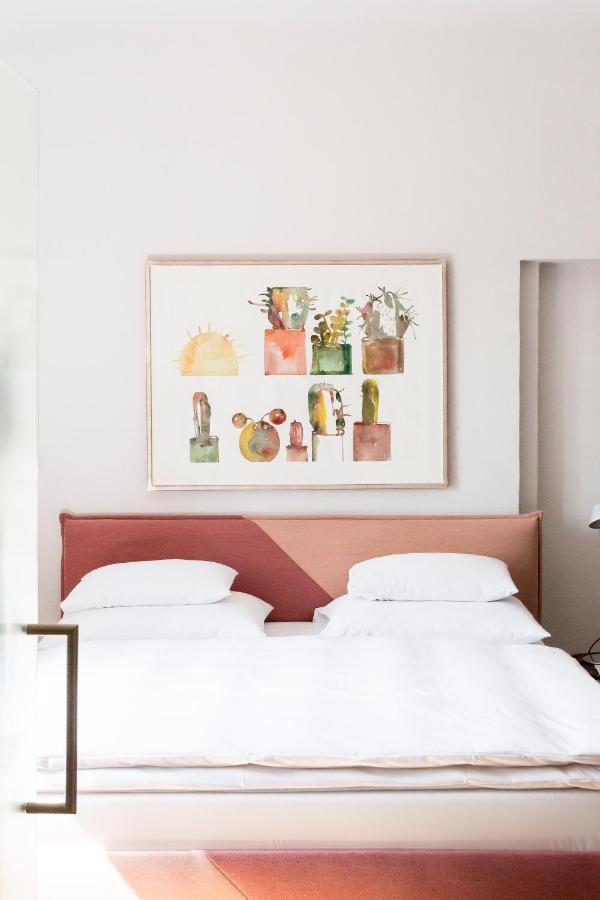 Kai 36 - Hotel Zwischen Fels Und Fluss Graz Exterior foto A bedroom with a bed and a painting