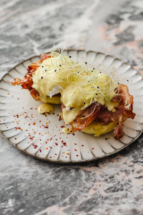 Kai 36 - Hotel Zwischen Fels Und Fluss Graz Exterior foto A potato and bacon roll