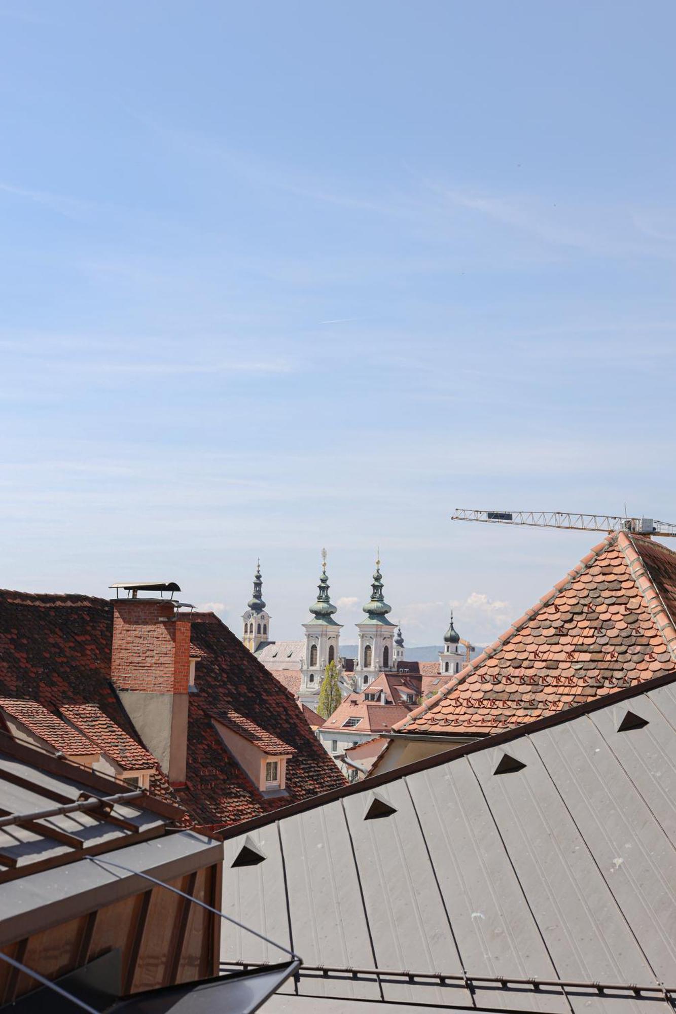 Kai 36 - Hotel Zwischen Fels Und Fluss Graz Exterior foto The twin spires of the abbey church